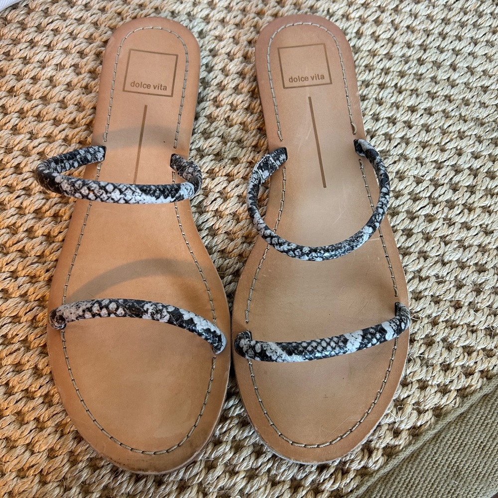 Last Chance 👋🏻Dolce Vita V-Darla Snake Sandals